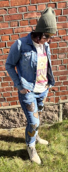 Jeans med brune hjerter