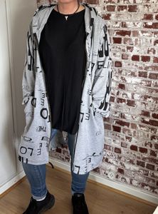 Hovedbilde Hettejakke lang gr&aring; m/print